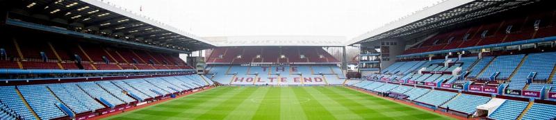 Biểu tượng câu lạc bộ Aston Villa được hiển thị nổi bật tại sân vận động Villa Park